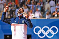 爱游戏入口-世界级巨星在比赛中闪光，为球队赢得胜利