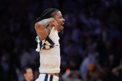 爱游戏娱乐-灰熊客场失利，西部季后赛形势堪忧