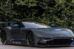 爱游戏官网-西甲国家德比之夜，英格拉姆成为全场焦点，篮球巨星跨界足球盛宴