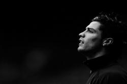 爱游戏体育-东方谋略与绿茵棋局，本泽马如何一手掌控中比之战的翻盘密码