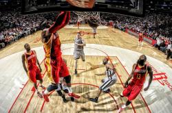 AYXapp下载-绿军铁蹄踏碎玫瑰城，欧文无解表现封神夜