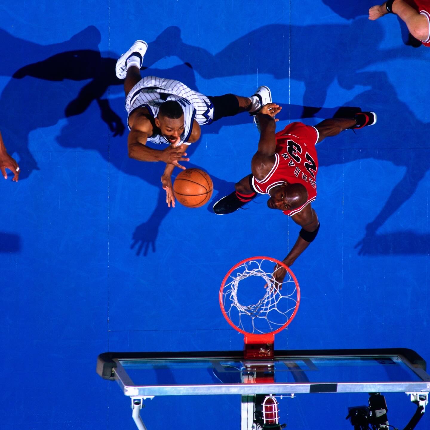 球员在全球篮球大赛中展现飘逸技术