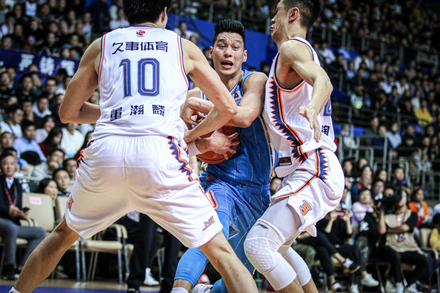 北京遭遇上海队奋力反扑，险胜对手，取得三连胜