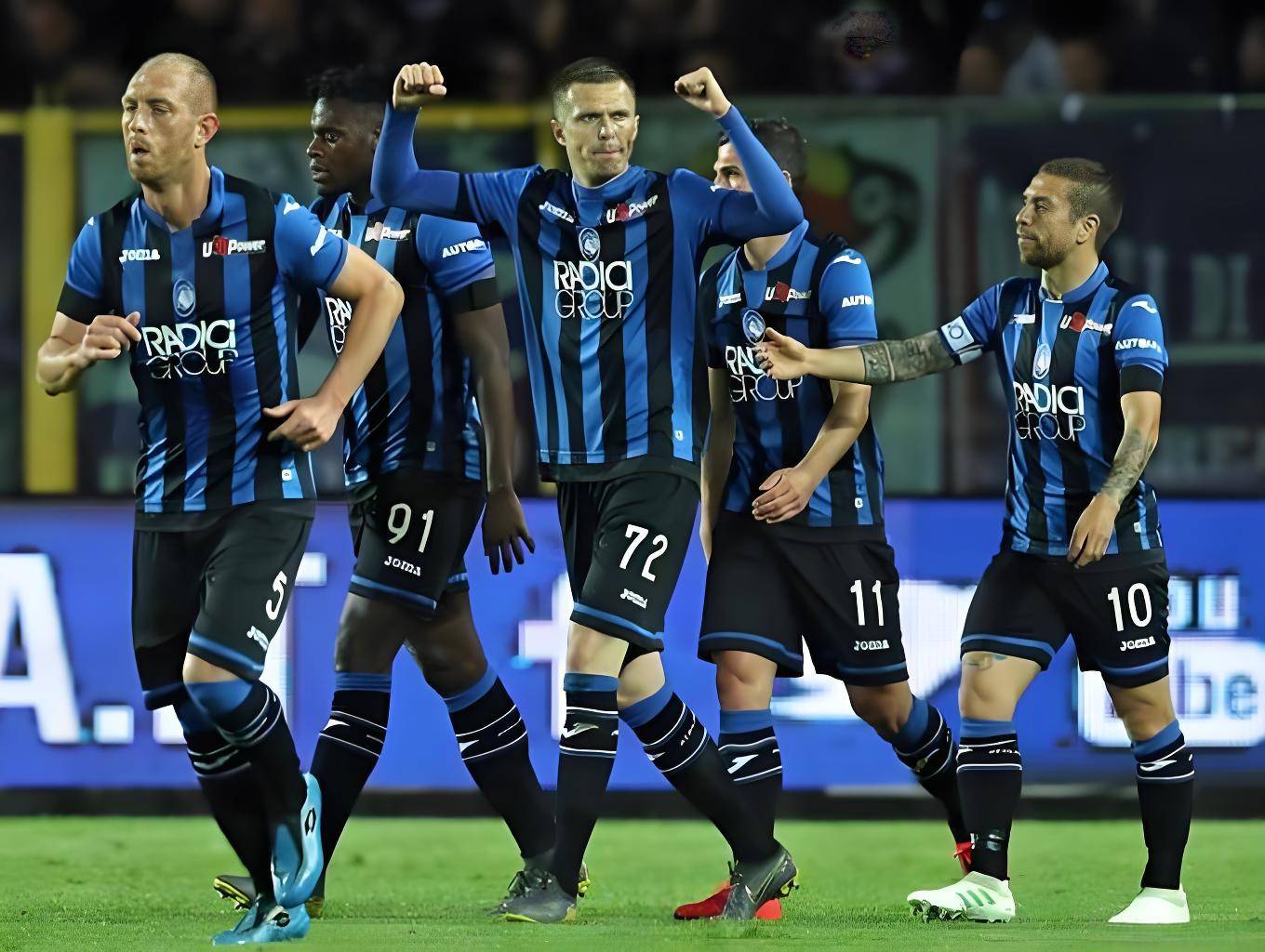 在对阵AC米兰的比赛中,佛罗伦萨夺得胜利 在对阵AC米兰的比赛中,佛罗伦萨夺得胜利