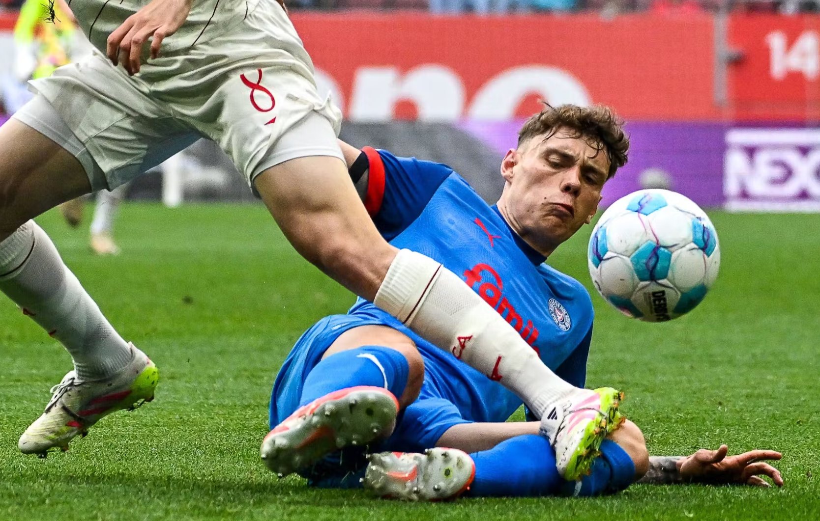 包含谢菲联主场击败汉堡，实现德甲保级目标的词条