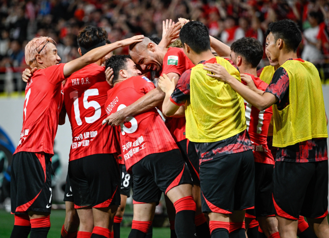 精彩的进球瞬间引发球迷狂欢 精彩的进球瞬间引发球迷狂欢