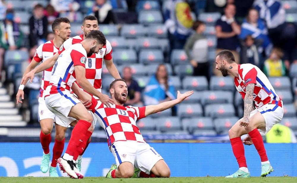 包含克罗地亚逆转土耳其，奥亚尔萨瓦尔状态火热的词条