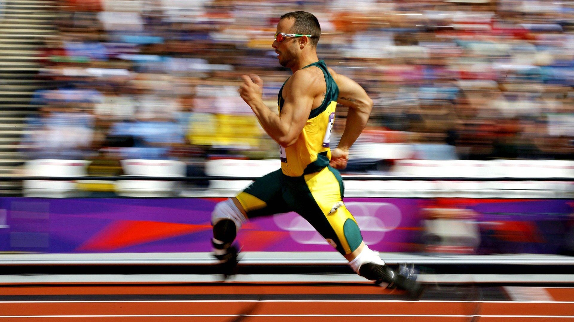 绿茵场上的绝杀与乒乓台前的光芒，一场跨越时空的体育精神对话